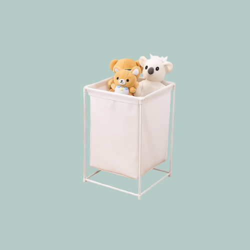 Cesto multifuncional branco com bichos de pelúcia, fundo colorido decorativo, ideal para organização infantil