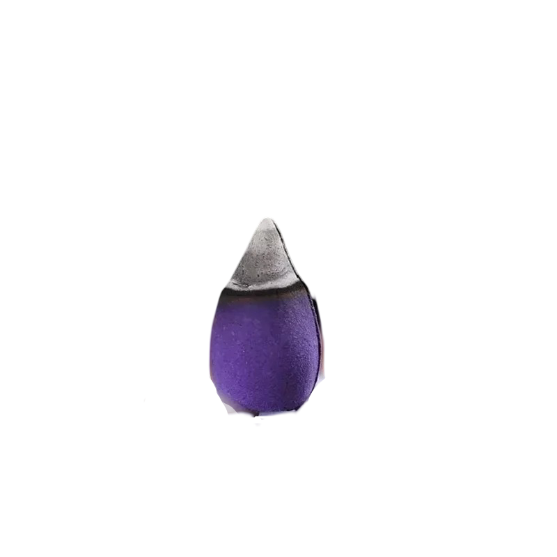 Cone de incenso roxo liberando fumaça, ideal para uso com cascatas de refluxo