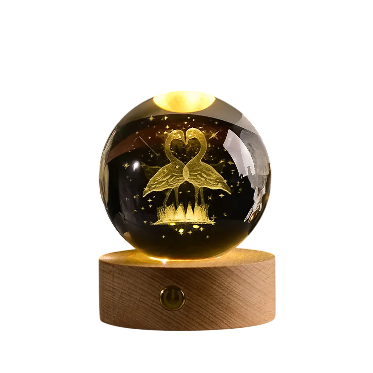 Luminária Decorativa com dois cisnes formando um coração com os pescoços dentro de uma bola com base de madeira - Modelo C