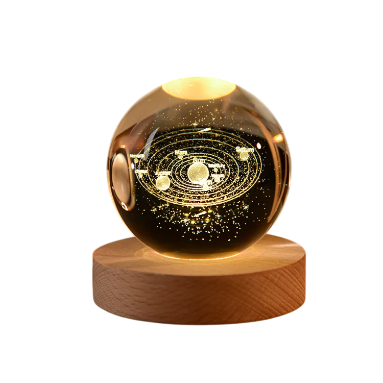 Luminária Decorativa com representação tridimensional iluminada do sistema solar e órbitas dos planetas, dentro de uma bola apoiada em base de madeira - Modelo J