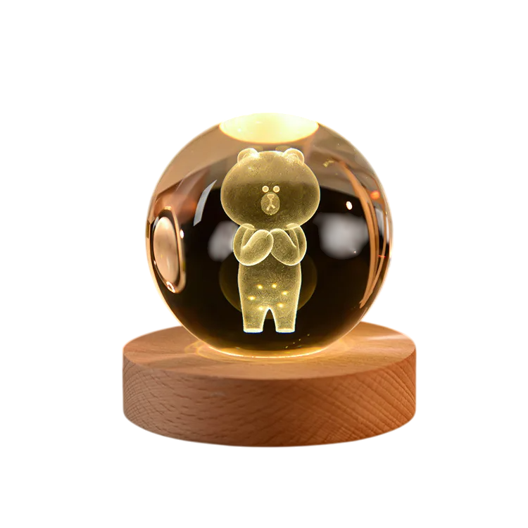 Luminária Decorativa com figura 3D de um urso em pé dentro de uma bola sobre base de madeira - Modelo K