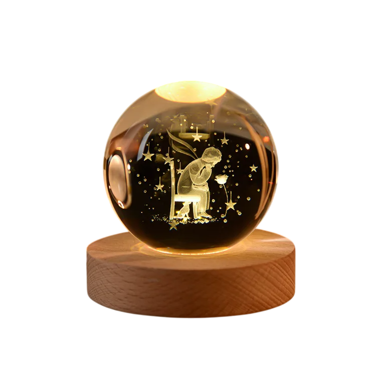 Luminária Decorativa com menino sentado em cadeira rodeado de estrelas dentro de uma bola iluminada - Modelo P