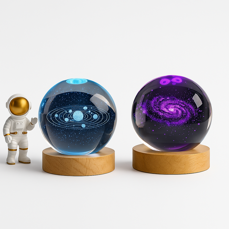 Duas Luminárias Decorativas: Uma com sistema planetário azul e outra com galáxia roxa, sobre bases de madeira - Modelo Luz Quente